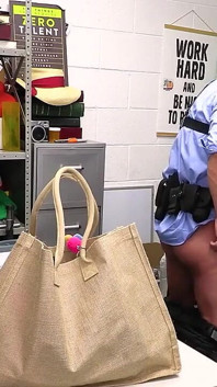 Piegarsi! la guardia di sicurezza userà il suo grosso cazzo per la ricerca della cavità