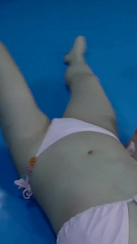 Duas garotas naugty wresteling e agradando seus umbigos