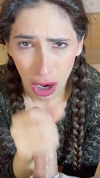 Jasmica, seorang Latina Bigass yang cantik, hampir tidak disetubuhi oleh zakar putih besar bosnya