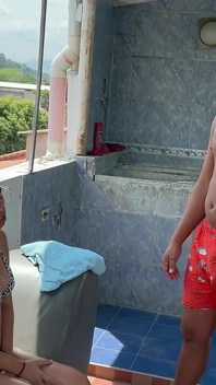 Ik help mijn latina stiefzus met een heerlijke hete bruine kleur als excuus om haar mijn heerlijke melk in haar strakke kont te geven