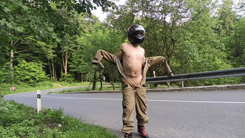 kickerscooter: Jerking off in Public on the Road Near a Spring,...