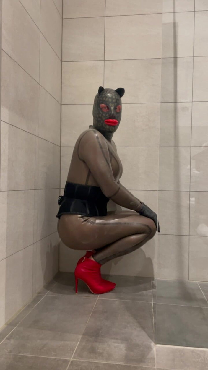 PervyLara: 화장실에서 고무돌 블랙 투명한 Latex Catsuit