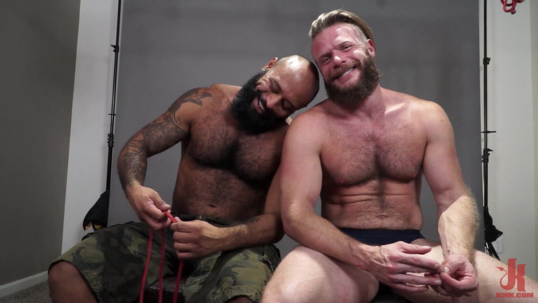 Kinky Bites Gay: Bonded Leo Forte ve Brian Bonds