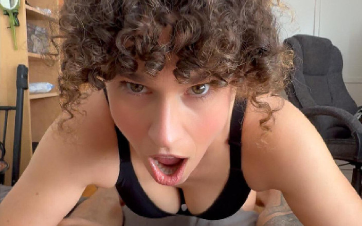 VibeWithMommy: Mully's Big Ass cavalga duro como uma garota do lado