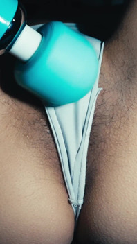 Lui Mi Masturba Con Il Mio Vibratore, Ma Voglio Finire Da Sola per Un Forte Orgasmo