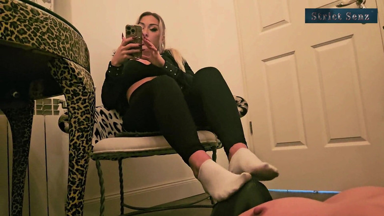 Strict Senz: Sheela Sinner, Chaussettes Coquines Et Puantes, Reniflage, Bouffage Des Pieds,...