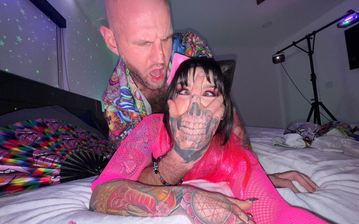 Rave Bunnys: Nova cane bekommt ihre muschi unter den Laserlichtern geritten!