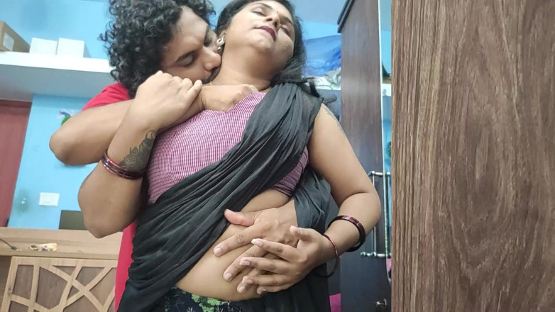 Vaigavarun45: Sex cu prietena mea sexy bhabhi în sari jumătate