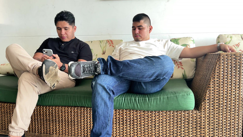 MaRaSexx: 親友が心理学者マラのサービスを申し出る