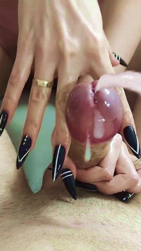 La miLF estrae con cura lo sperma dal figliastro