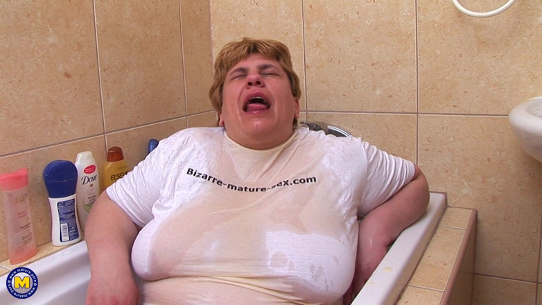 Mature NL: Velká kráska to má ráda, když fistuje její kundičku