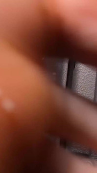 Escrava em primeiro plano sob os pés grandes da sua amante