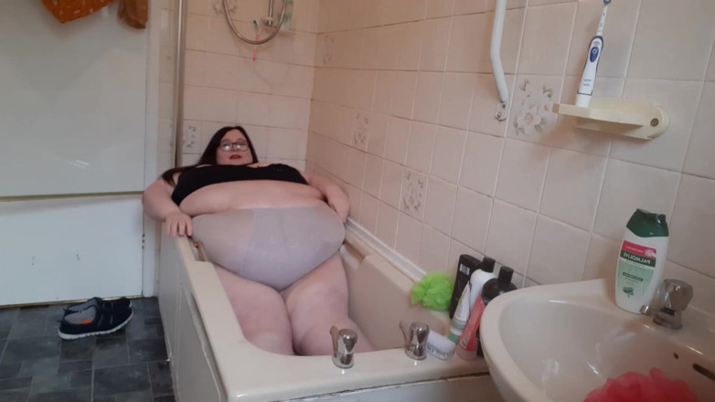 SSBBWLadyBrads: SSBBW - hora do banho luta quase para ficar presa