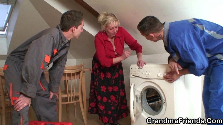 Grandma Friends: Memperbaiki mesin, ngentot nenek