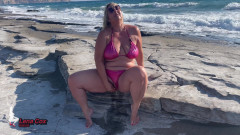 Lena Cox: Ninfomane in Bikini Si Masturba in Spiaggia - Orgasmi Squirting Rischiosi