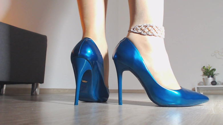 LegsOnHeels: My blue shoes on my sexy legs on pantyhose