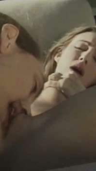 เธอดื่มด่ํากับไบเซ็กชวลชายแท้ของเธอหลังจากจูบสาวในความอบอุ่นกลางแจ้ง