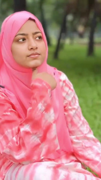 Una ragazza si siede da sola nel parco, poi lei lo incontra e l'amicizia e poi ama