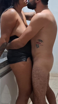 Bruna birichina che chiede il cazzo nella sua figa in cucina - Deliziosa creampie