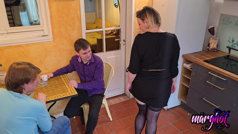 Sexymarghot: Nevlastní syn a jeho přítel mě tvrdě šukají v kuchyni
