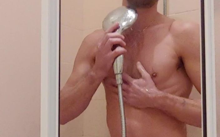 Boy jerking off: Katakan padaku, maukah kau mandi bersamaku?