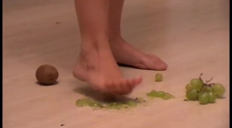 Foot Girls: Блондинка топчется с едой, пока дома одна