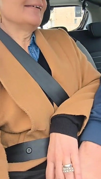 MILF Chaude Et Sexy En Voiture