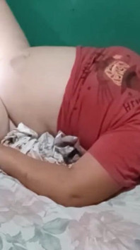 L'orgasmo della mia sorellastra quando gioco con la sua figa e le metto il dildo dentro