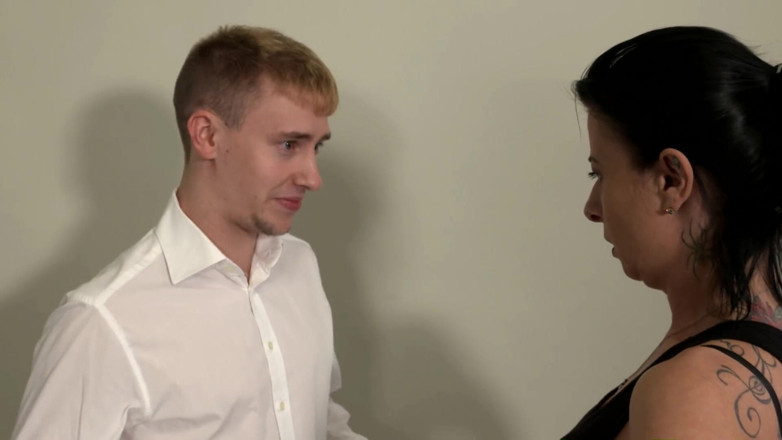 Deutschland Porno X: Geneukt door wellustige - rijpe brunette krijgt beide gaten hard uitgerekt