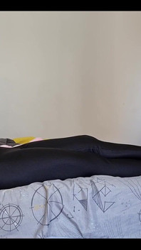 Diosa Kiffa se relaja en la cama