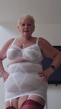 Corselette và vớ có đường chỉ màu đỏ cherry đầy đủ