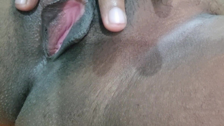 NilaRani693: Sexy schattig meisje heeft vingers in haar strakke poesje en...