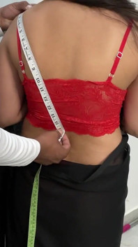 A cunhada teve que fazer uma blusa urgente, então ela fodeu o alfaiate.