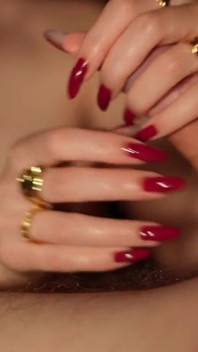 Punheta e Foreskin brincam com unhas vermelhas longas e anéis