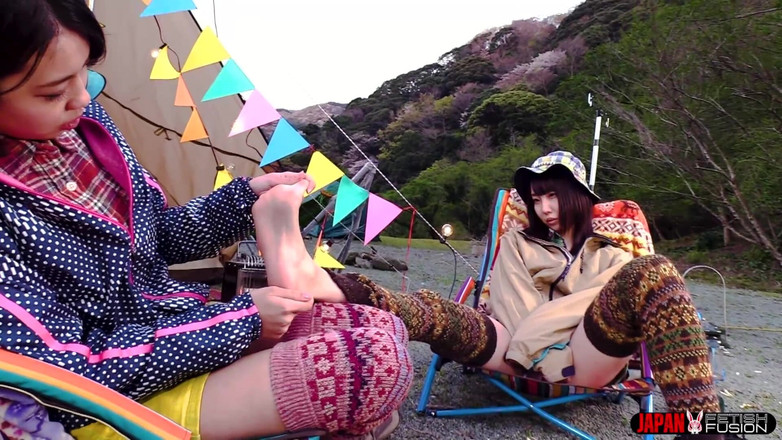 Japan Fetish Fusion: Zpocené prsty Saku Kurosaki na jazyku Fuky Nagano. Ta chuť...