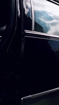 Masturbando ao lado do meu carro