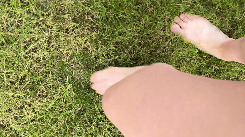 Feet: Marcher pieds nus sur l’herbe