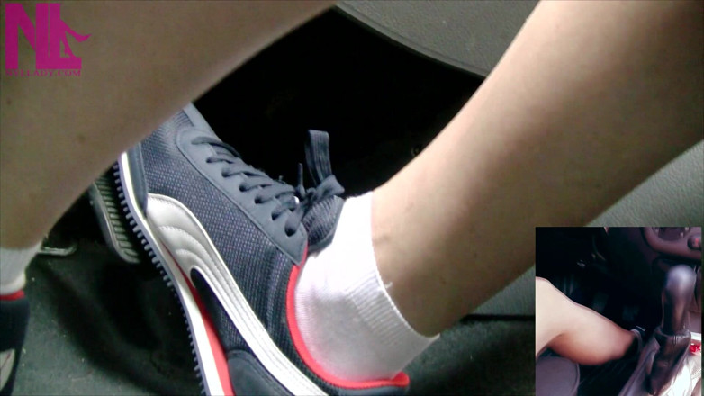 Nyllady: ขับรถในรองเท้าผ้าใบ Nike สีน้ําเงินและถุงเท้าสีขาว