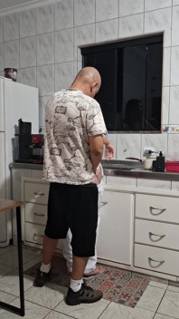 A empregada foi fodida no cu na cozinha enquanto lavava a louça