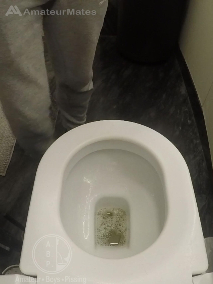AmateurBoysPissing: 素人の少年が友達の家でおしっこをしているところを見つかった