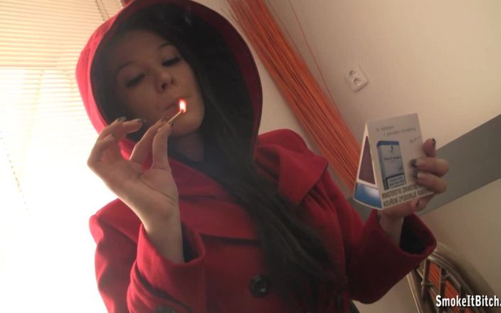 Smoke it bitch: Señora roja sexy fumadora