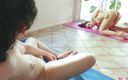 Girls Out West: Zrzka a brunetka masturbují se skleněnými robertky během nahé jógy