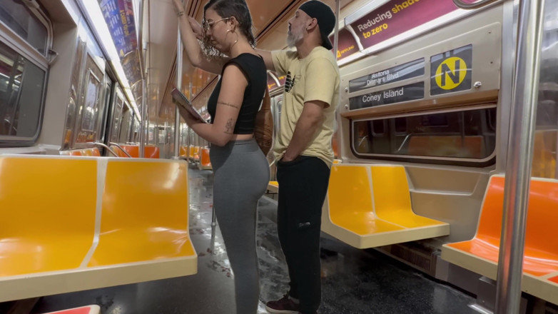 Gabi SweetCouplesStories: La studentessa si fa sborrare sul treno della metropolitana di...