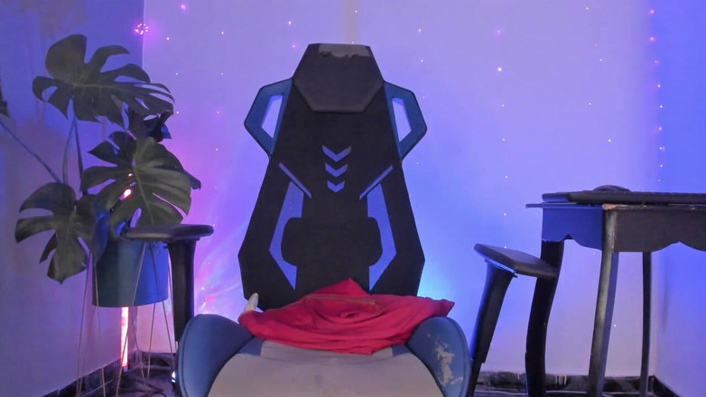 Bella Duval: Bella Eve Şehvetli Geliyor Ve Penisi Patlamak Üzereyken