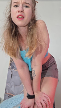 Stăpâna Alice Klay îmi comandă să-i ling pizda și să mă scuipă