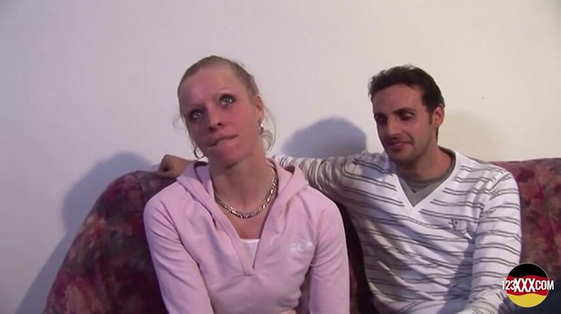 123XXX - 100% Amateurs: Adora farsi sborrare su tutto il seno