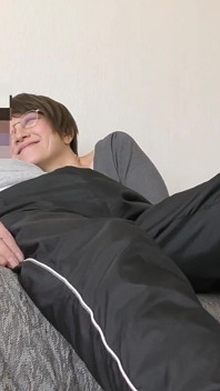 Zralý pár má sex na pohovce
