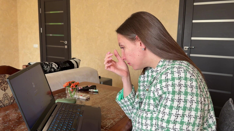 Hottie goddess: Niechlujna kichająca sekretarka w pracy