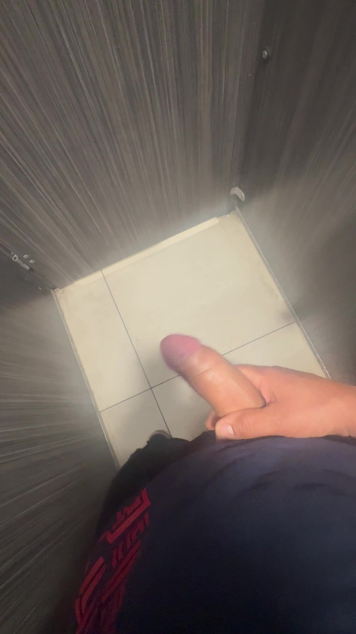 Hot dick in your ass: Публичный туалет, я пыталась соблазнить мужиков своим большим хуем