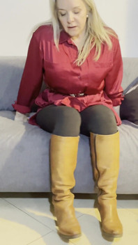 Emperatriz Bella Sádica humillando con botas